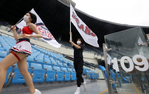 지난 8일 서울 잠실야구장에서 열린 2020 프로야구 신한은행 SOL KBO리그 kt 위즈 대 두산 베어스의 경기에서 텅 빈 관중석을 배경으로 치어리더들이 열띤 응원을 펼치고 있다. /사진=뉴스1