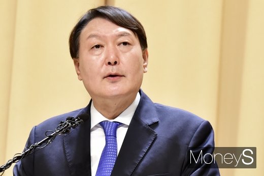 윤석열 검찰총장이 건설업자 윤중천씨에게서 접대를 받았다는 의혹을 제기한 한겨레신문에 대해 고소를 취소하겠다고 밝혔다. /사진=임한별 기자   
