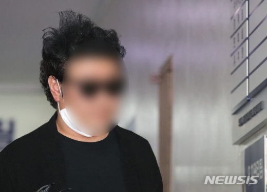 고 최희석 경비원에게 폭행과 폭언을 일삼은 혐의를 받는 아파트 입주민 심모씨(49)가 검찰에 넘겨졌다. /사진=뉴시스  
