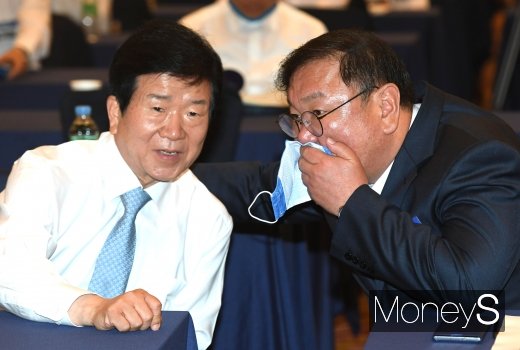 [머니S포토] 워크숍에서 대화하는 김태년·박병석