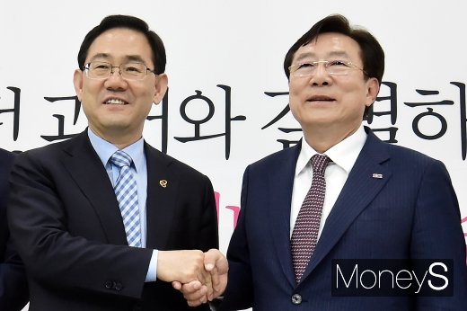 [머니S포토] 인사 나누는 주호영-김기문