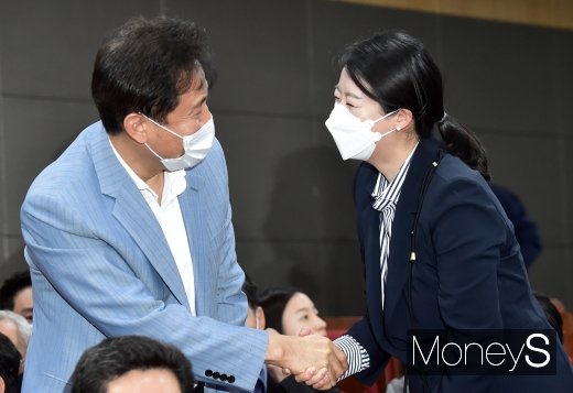 [머니S포토] 통합당 전국 조직위, 인사 나누는 오세훈-배현진