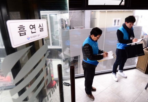 방역당국은 흡연실 등 내부 폐쇄시설 사용 자제를 국민들에게 요청했다. /사진=뉴스1