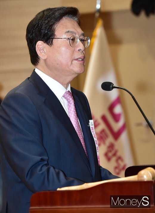 [머니S포토] 주재하는 정우택 전국위원장