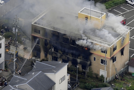 지난해 7월 일본 교토에 있는 ‘교토 애니메이션’ 스튜디오에 불을 질러 36명을 사망하게 한 용의자가 10개월 만에 잡혔다. 사진은 화재 당시 교토 애니메이션 건물. /사진=로이터