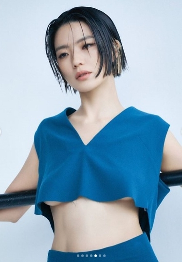 개그우먼 안영미의 화보 사진이 화제가 되고 있다. /사진=코스모폴리탄 제공