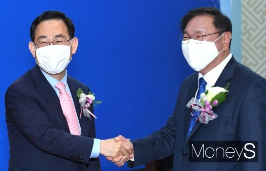 [머니S포토] 악수하는 여야 원내대표