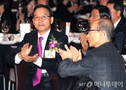 선종구 하이마트 회장(왼쪽). /사진=머니투데이 홍봉진 기자
