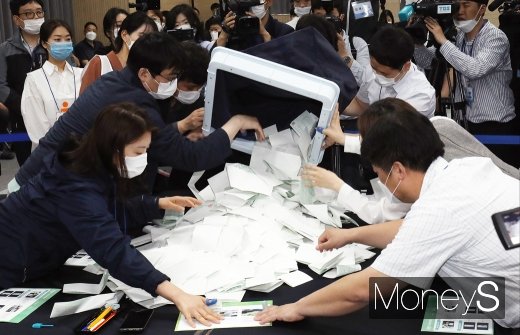 [머니S포토] 중앙 선관위 공개 시연, 쏟아지는 투표용지