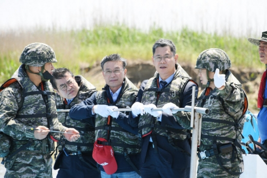 김포시 전류리 포구를 방문한 통일부장관이 군으로부터 현장상황을 브리핑 받는 모습. / 사진제공=김포시