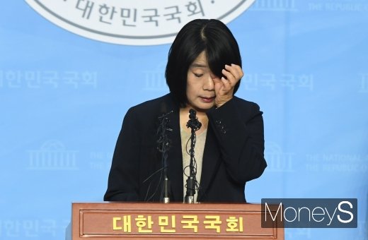 [머니S포토] '땀 딱는 윤미향'