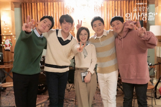 슬의생 주역배우들이 미소 짓고 있다. /사진=tvN 제공