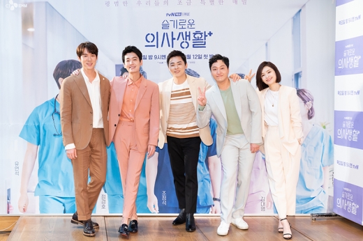 배우 유연석, 정경호, 조정석, 김대명, 전미도가 지난 3월10일 온라인 생중계로 진행된 tvN 드라마 슬의생 제작발표회에서 포토타임을 가졌다. /사진=tvN 제공