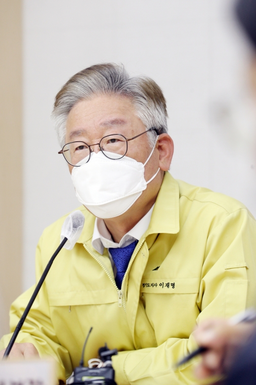 이재명 경기도지사는 30일 SNS를 통해 "일부 정치‧부패 검찰의 선별수사와 불법기소가 가능한 것은 기소검사의 수사권장악과 검찰조서의 증거능력 때문"이라며 "검찰의 직권남용을 막으려면 수사권과 기소권을 분리해야 한다"고 밝혔다. / 사진제공=경기도