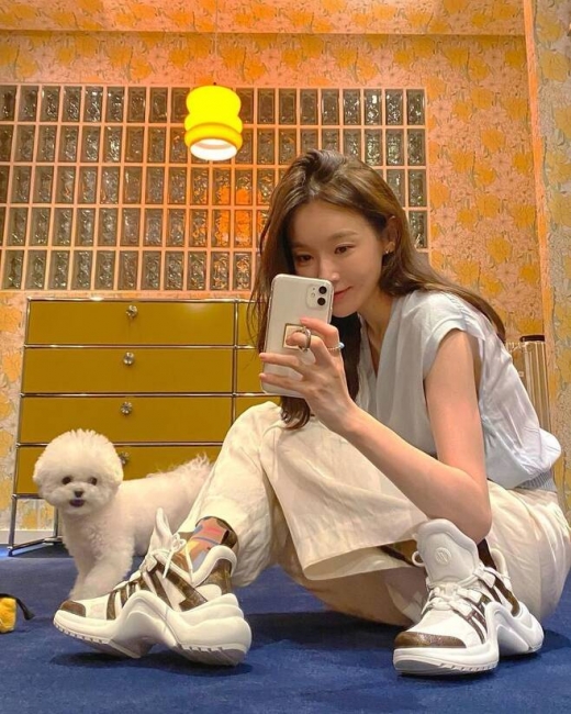 그룹 다비치 강민경이 반려견 휴지와 함께 한 일상을 공개했다. /사진=강민경 인스타그램