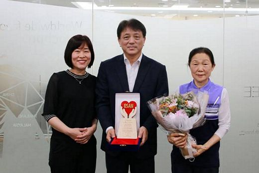 / 교촌에프앤비㈜가 오산종합시회복지관으로부터 감사패를 수상했다. 황학수 교촌에프앤비㈜ 총괄사장(사진 중앙), 한진 오산종합사회복지관장 (사진 왼쪽) (교촌치킨 제공)
