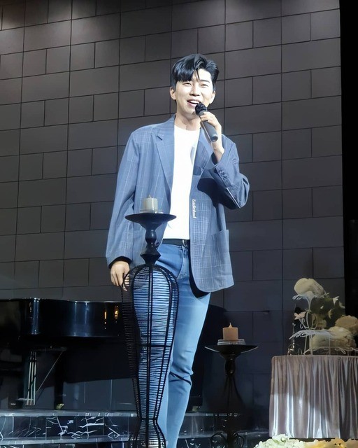 가수 임영웅이 결혼식장에 깜짝 등장해 축가를 불러 화제를 모으고 있다. /사진=SNS 캡처