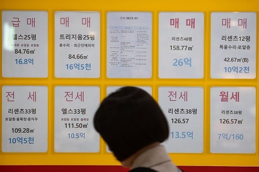 현행법은 집주인이 임대차기간 만료 6개월 전부터 1개월 전까지, 세입자는 만료 1개월 전까지 상대방에게 갱신 거절 의사를 알려야 한다. 만약 알리지 않으면 기존 계약과 같은 조건으로 계약이 연장되는 '묵시적 계약갱신 제도'를 둔다. 법무부는 한달은 충분하지 않다는 일각의 지적에 따라 세입자가 다른 집을 구할 수 있는 기간을 2개월로 연장했다. /사진=머니투데이