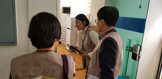 경기도는 최근 경기도 지방세심의위원회를 열고 재산이 없어 세금징수가 불가능한 524명의 체납세금 18억 원을 결손 처리했다. 사진은 체납관리단 활동 모습. / 사진제공=경기도