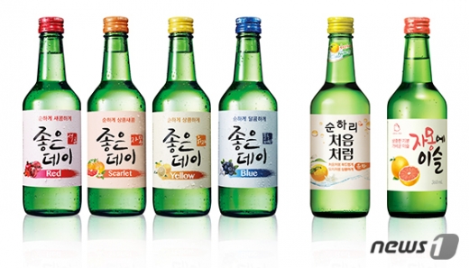 2015년 주류업계에 출시된 과일소주 라인업. (왼쪽부터) 무학 '좋은데이', 롯데칠성음료 '순하리 처음처럼', 하이트진로 '자몽에 이슬'. /디자인=뉴스1