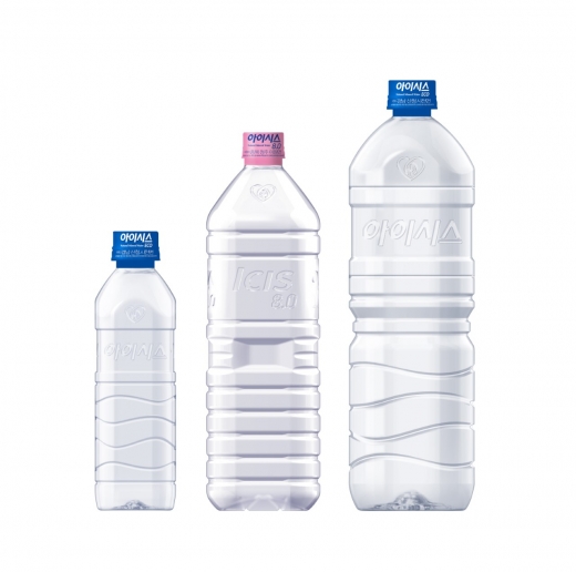 롯데칠성음료는 페트병 몸체에 라벨을 없앤 무(無)라벨 생수인 ‘아이시스 ECO’ 500mL 및 2L를 출시한다. /사진=롯데칠성음료