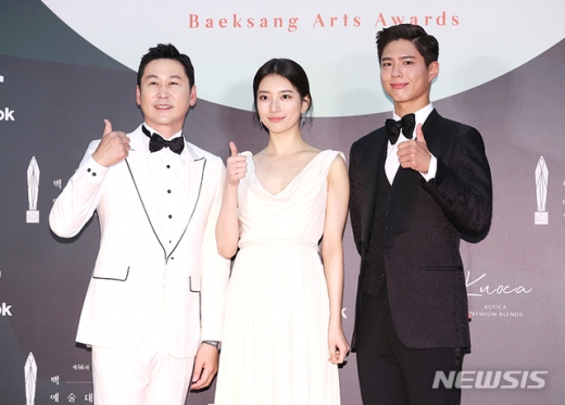 개그맨 신동엽과 배우 수지, 박보검이 5일 경기 일산 킨텍스에서 열린 '제56회 백상예술대상(2020)' 레드카펫 포토월 행사에서 포즈를 취하고 있다. /사진=뉴시스(백상예술대상 사무국 제공) 