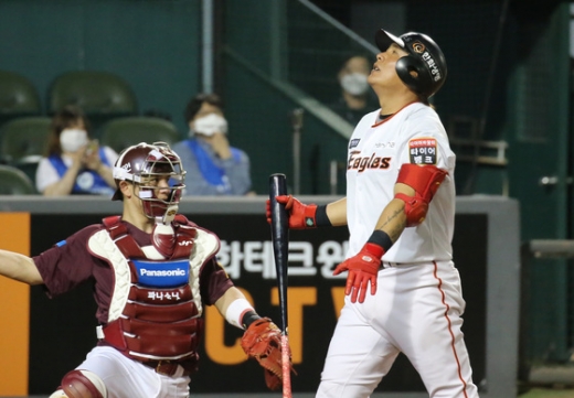 내야수 김태균(오른쪽) 등 한화 이글스의 베타랑들은 이번 시즌 팀의 중심으로 활약하기에는 다소 부족한 모습을 보였다. /사진=뉴스1