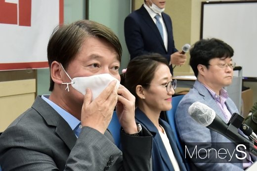 안철수 국민의당 대표(왼쪽)가 백선엽 장군의 현충원 안장 문제에 대해 입을 열었다. /사진=임한별 기자