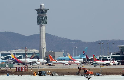 국제선 운항이 막히면서 인천공항 계류장에 방치된 항공기의 모습 /사진=뉴스1 황기선 기자