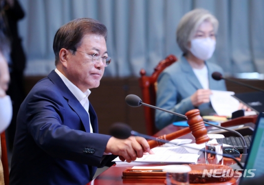 문재인 대통령은 신종 코로나바이러스 감염증(코로나19)으로 인한 경제 위기와 관련해 "정부는 우리 사회의 안전망을 획기적으로 강화하겠다는 정책적 목표를 분명히 하고 사람 우선의 가치와 포용 국가의 기반을 완벽히 구축해 나가겠다"고 말했다. /사진=뉴시스    