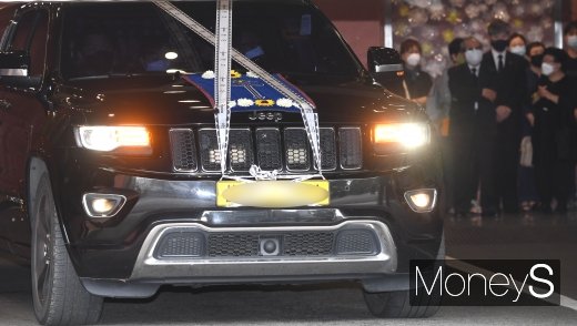 [머니S포토] 발인식장 나서는 故 손영미 운구차량