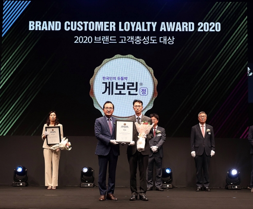 삼진제약은 자사 해열진통제 ‘게보린 정’이 브랜드 고객충성도 대상(한국소비자포럼·브랜드키 주관)에서 진통제 부문 5년 연속 1위를 수상했다고 10일 밝혔다. 윤은기 한국소비자브랜드위원회 위원장(좌), 김범석 삼진제약 홍보팀장(우)/사진=삼진제약