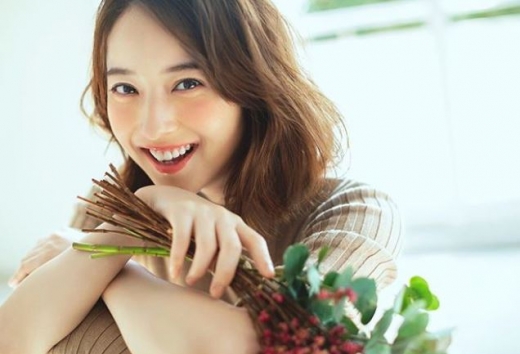 미녀 배우 겸 모델 사사키 노조미(32)의 남편인 코미디언 와타베 켄(47)의 불륜 보도가 나와 일본이 발칵 뒤집혔다. /사진=사사키 노조미 인스타그램