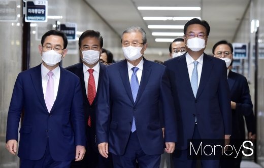 [머니S포토] 김종인 비대위원장, 통합당 중진의원 회의 주재
