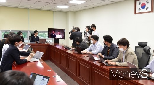 [머니S포토] 정의당 류호정, 홍콩 데모시스토스당과 무슨 대화 나눴나?