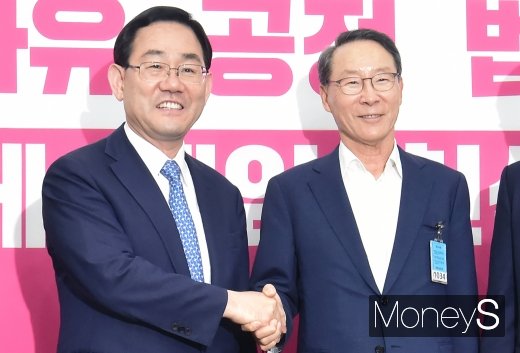 [머니S포토] 정구용 상장협회장 만난 주호영 원내대표