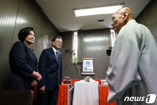 6‧10 민주항쟁이 올해로 33주년을 맞은 10일 문재인 대통령과 김정숙 여사가 고(故) 박종철 열사가 숨진 옛 치안본부 남영동 대공분실 509호 조사실에서 지선 민주화운동기념사업회 이사장과 대화를 나누고 있다. /사진=뉴스1