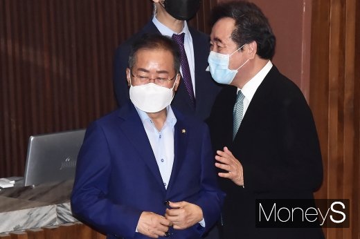 [머니S포토] 국회에서 만난 홍준표-이낙연, 몸 푸는 잠룡들