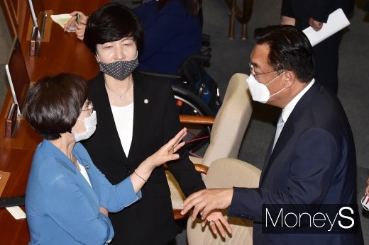 [머니S포토] 국회 본회의, 대화 나누는 정진석-김상희
