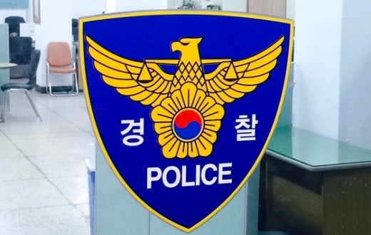 이날 경남지방경찰청에 따르면 B씨와 친모 C씨(27)에게 심한 학대를 당해 온 A양은 경찰신고 당일인 지난달 29일 거주지인 4층 빌라 테라스에 갇혀 있었으며 테라스 난간을 타고 옆집으로 탈출해 빠져나왔다고 진술했다. /사진=뉴스1  