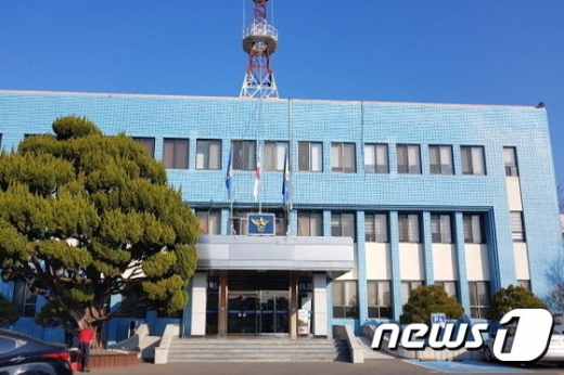 지난 10일 경남지방경찰청과 창녕경찰서 등에 따르면 경찰은 지난 5일 계부 B씨(35)의 협조를 받아 임의제출 형태로 압수수색을 실시했으며 학대 도구로 의심되는 물품을 압수했다. 사진은 창녕경찰서 전경. /사진=뉴스1  