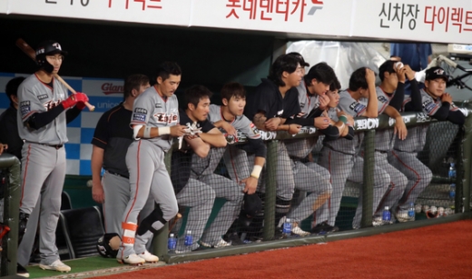 한화 이글스 선수들이 지난 11일 부산 사직구장에서 열린 2020 신한은행 SOL KBO리그 롯데 자이언츠와의 경기에서 9회초 0-5로 뒤진 채 패색이 짙어지자 침울한 표정을 짓고 있다. /사진=뉴스1