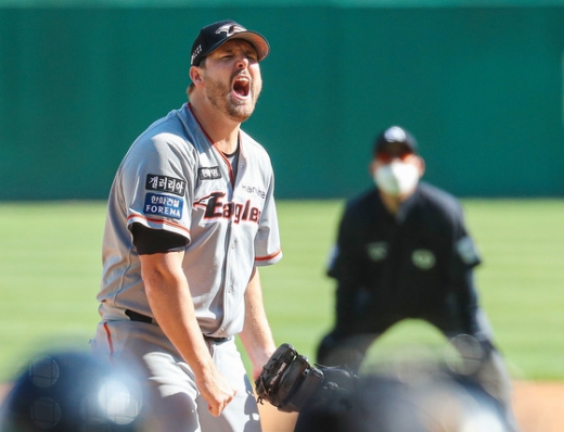 한화 이글스 투수 워윅 서폴드가 지난달 5일 인천 SK행복드림구장에서 열린 2020 신한은행 SOL KBO리그 SK 와이번스와의 경기에서 완봉승을 거둔 뒤 포효하고 있다. /사진=뉴스1