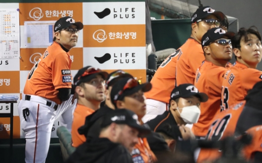 한용덕 전 한화 이글스 감독(왼쪽)과 선수들이 지난 7일 대전 한화생명이글스파크에서 열린 2020 신한은행 SOL KBO NC 다이노스와의 경기에서 화면을 바라보고 있다. /사진=뉴스1