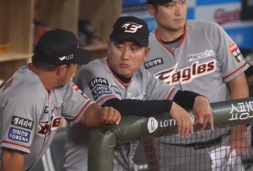 최원호 한화 이글스 감독대행(가운데)이 지난 11일 부산 사직구장에서 열린 2020 신한은행 SOL KBO리그 롯데 자이언츠와의 경기에서 정경배 코치와 이야기를 나누고 있다. /사진=뉴스1