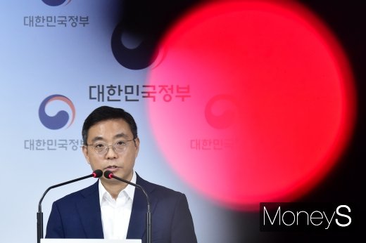 이태희 과학기술정보통신부 네트워크정책실장이 12일 SK텔레콤이 2G 서비스를 폐지하기 위해 제출한 ‘기간통신사업 일부 폐지신청 건’에 대한 결과를 발표하고 있다. /사진=임한별 기자