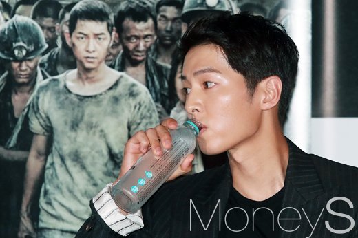 유튜브 채널 가로세로연구소(가세연)가 배우 송중기와의 열애설이 불거진 변호사의 실명과 얼굴, 회사 등 개인사를 폭로해 논란이 일고 있다. /사진=임한별 기자