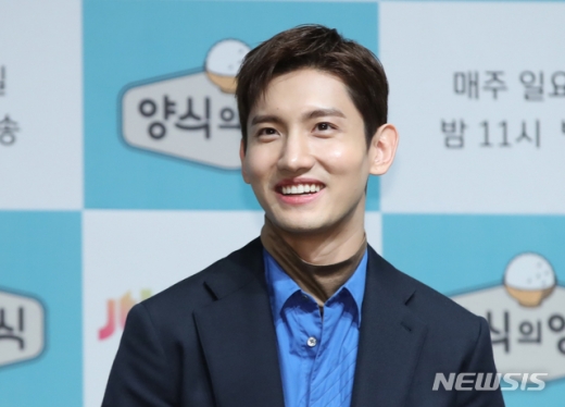 그룹 동방신기 멤버 최강창민이 오는 9월5일 비연예인 여자친구와 결혼식을 올리는 가운데 예비신부에 관심이 모아진다. /사진=뉴시스