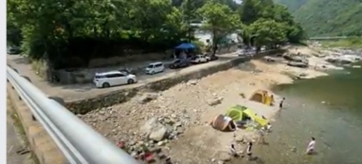 이재명 지사가 13일 불법 시설물 정비로 올 여름 휴가 피서지로 되돌려 주기 위해 백운계곡, 용추계곡, 명지계곡에 이어 경기도 계곡정비 상태 암행순찰을 계속한다"고 밝혔다. 사진은 이재명 지사 명지계곡 암행순찰 장면 페이스북 캡처.
