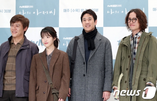 지난 2018년 방영된 tvN 드라마 ‘나의 아저씨’가 넷플릭스에 공개되면서 뜨거운 반응을 얻고 있다. 사진은 박호산·이지은(아이유)·이선균·송새벽(왼쪽부터). /사진=뉴스1